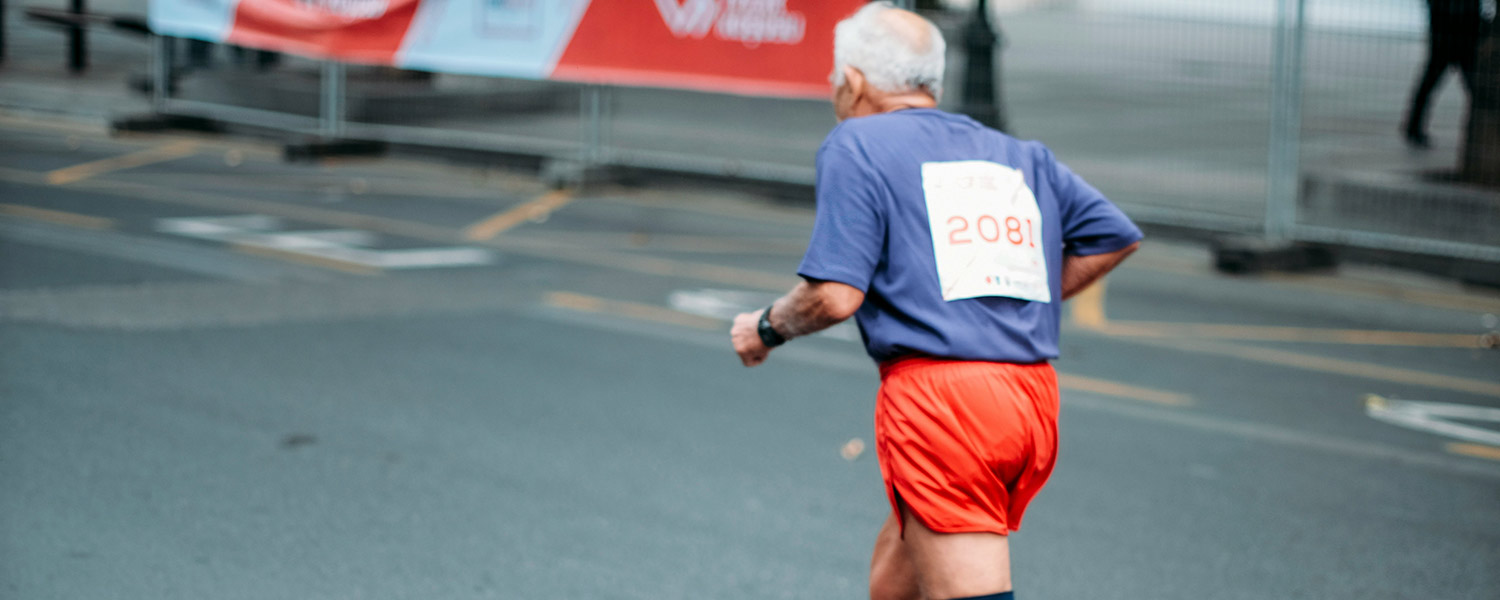 Laufen ist für alle Altersgruppen geeignet - älterer Herr läuft bei Halbmarathon